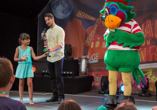 Mascotte sur scène au camping Les Pierres Couchées