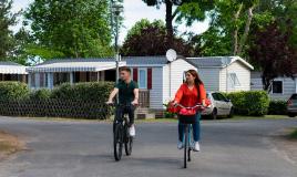 Faire du vélo dans la camping du Bois Masson