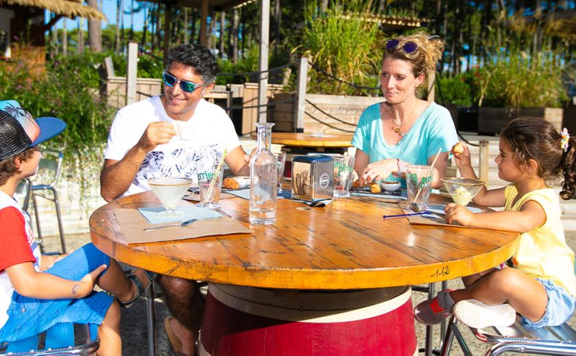 Famille terrasse restaurant au camping Les Oyats