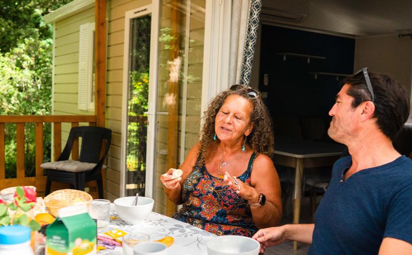 Famille sur la terrasse de leur mobil home au Domaine de Soulac